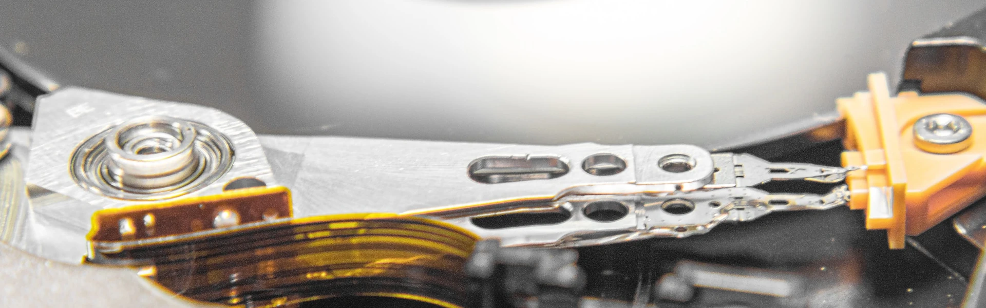 hard disk cmr e smr immagine testina di scrittura e lettura 